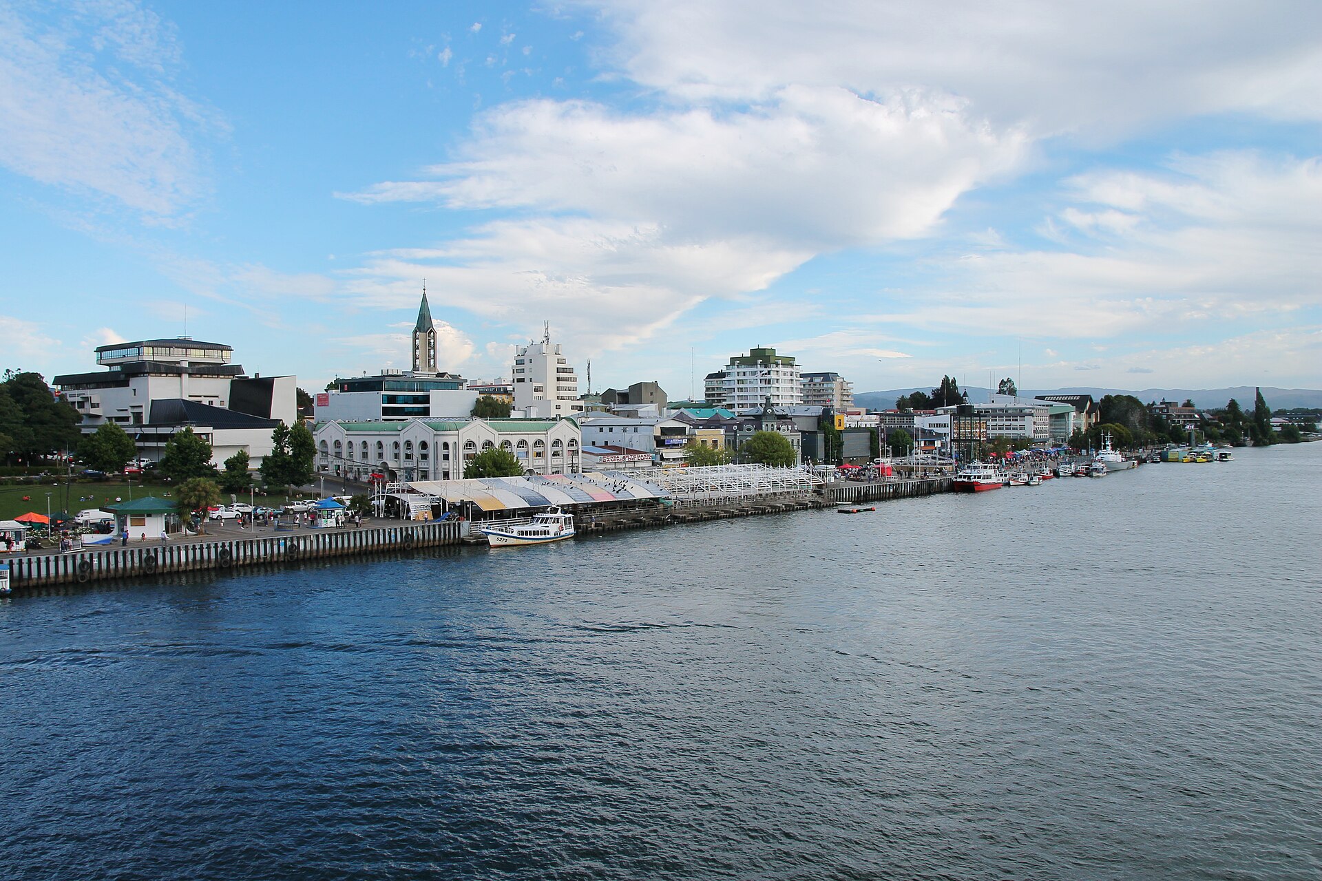 Costanera de Valdivia con embarcaciones y perfil urbano