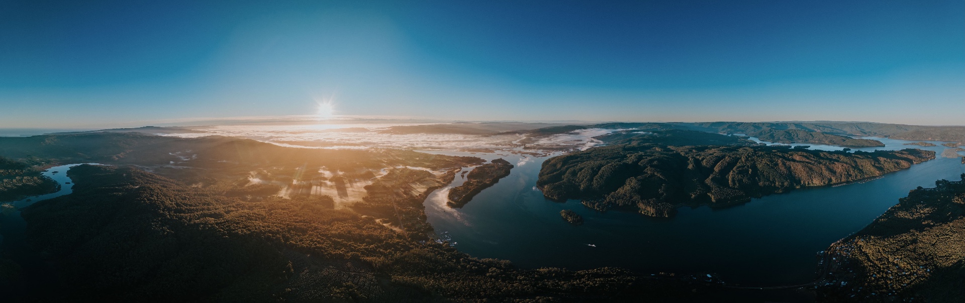 Panorámica de Isla San Francisco al amanecer, rodeada por la red de ríos navegables