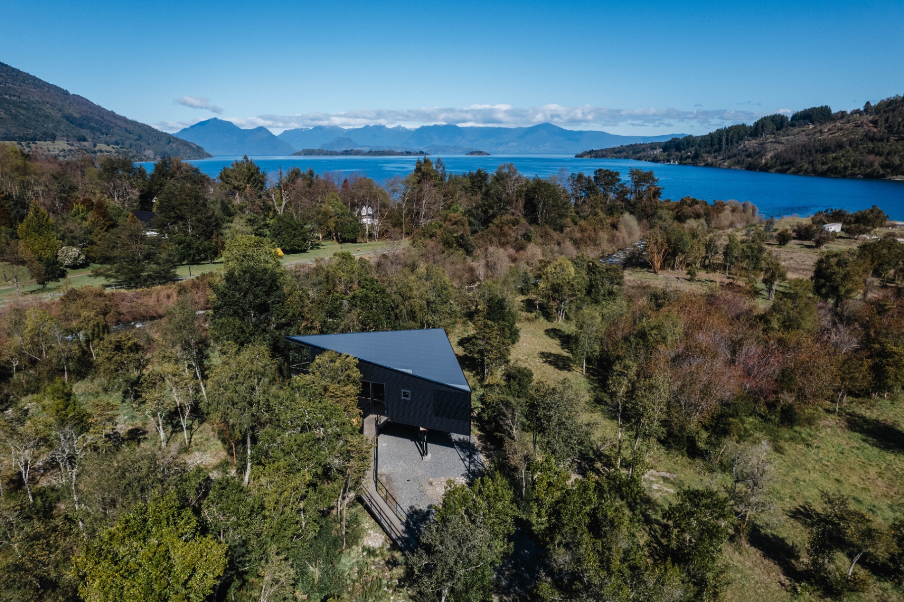 Vista aérea de Fundo Leona con el Lago Ranco y la cordillera de fondo