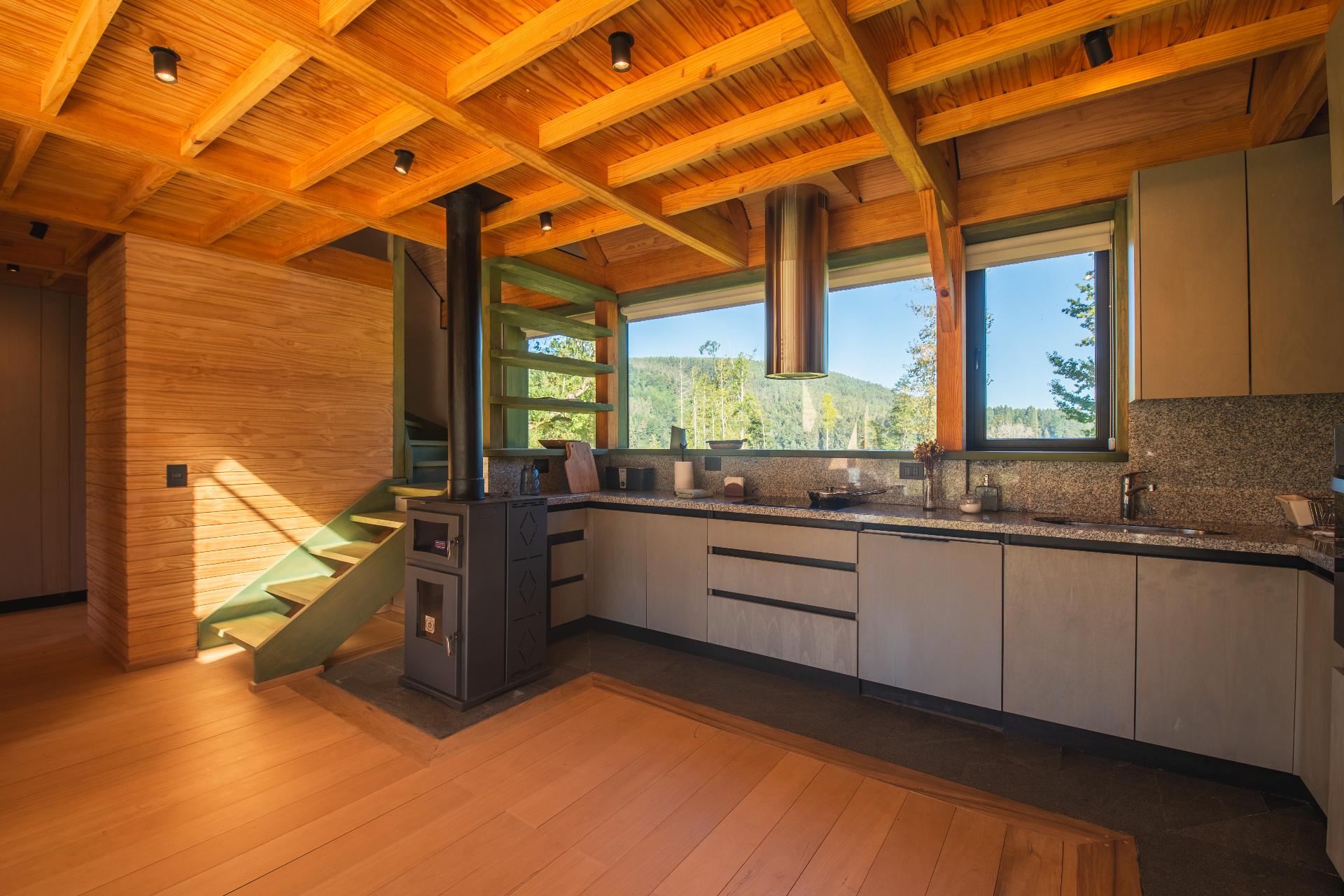 Cocina con vista a la cordillera y estufa a leña