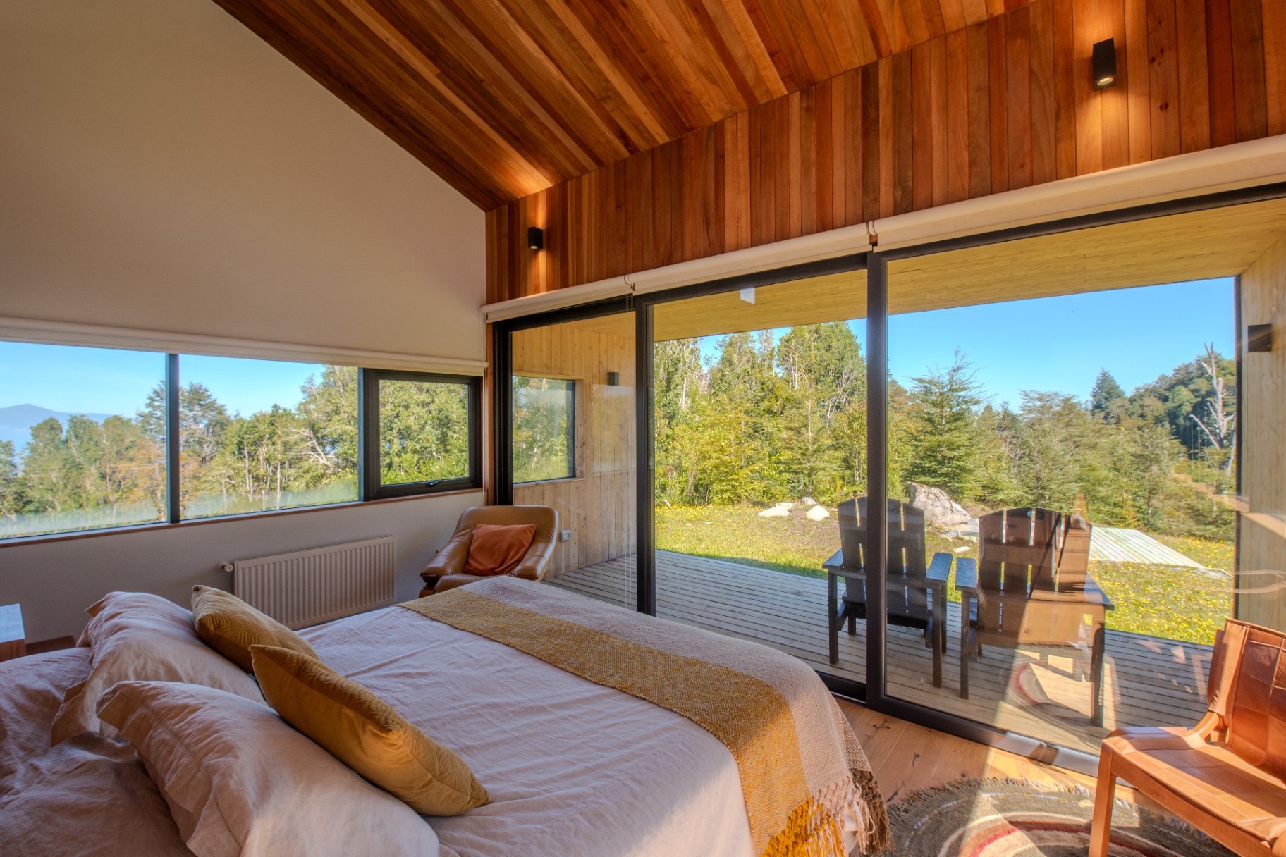 Dormitorio con vista al exterior en un refugio de Fundo Leona