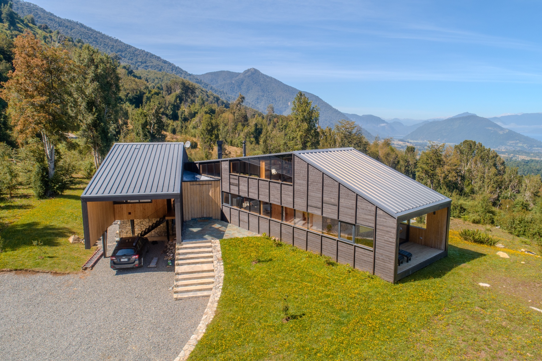 Refugio contemporáneo de Fundo Leona con vista abierta a la cordillera