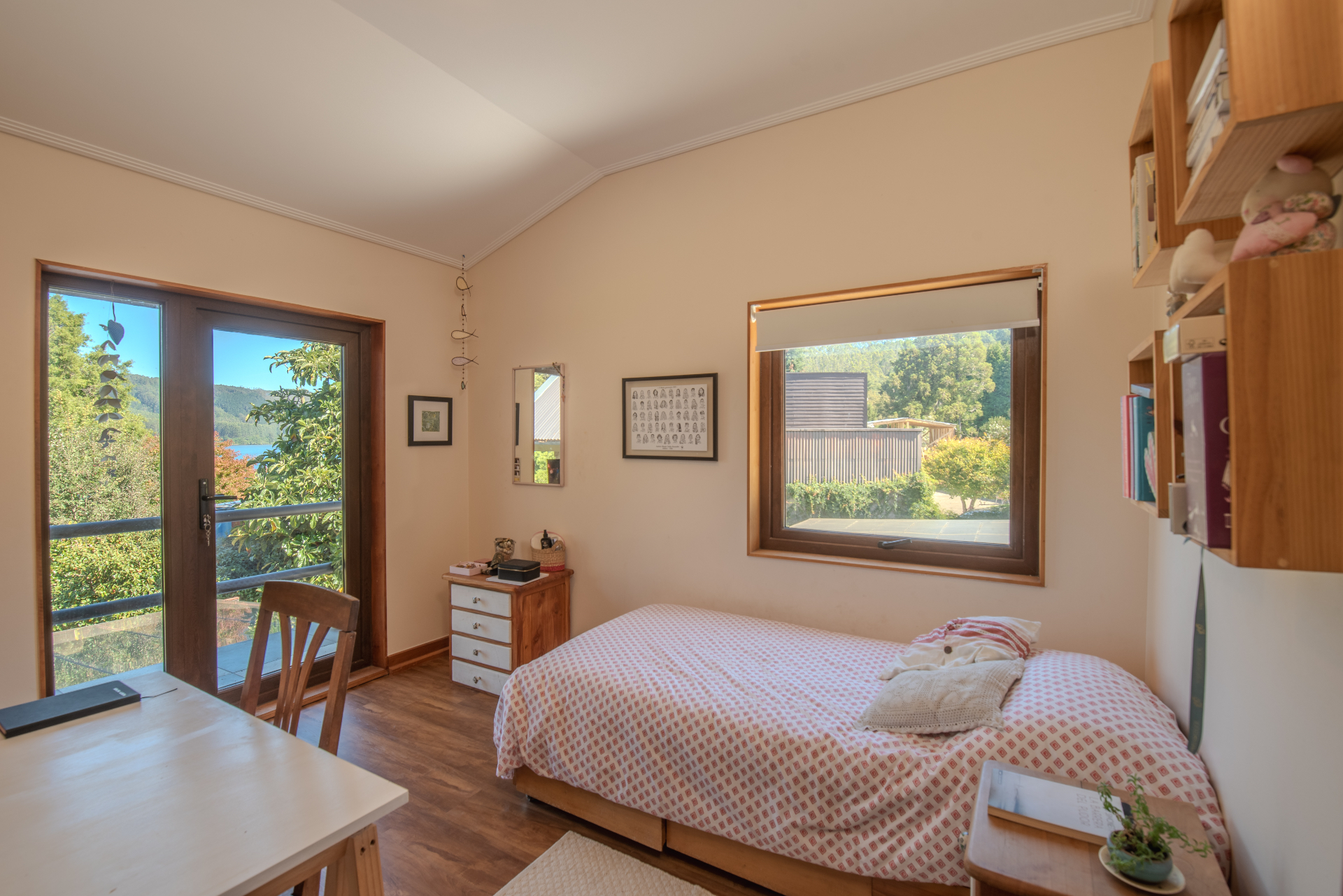 Dormitorio con vista al lago y al bosque