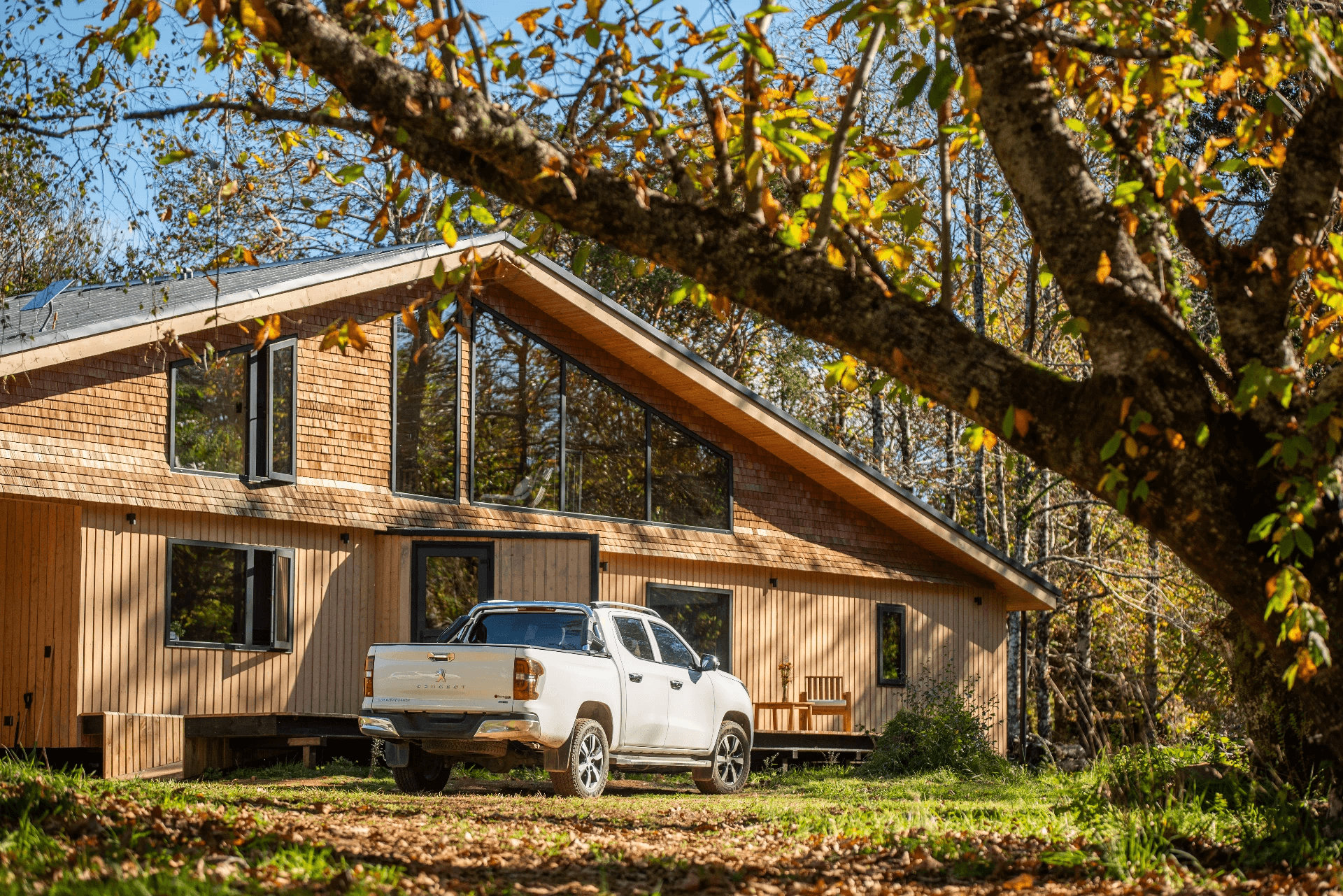 Arquitectura contemporánea en madera con acceso vehicular dentro de la isla